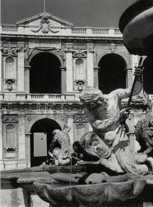 Brunnen vor dem Palazzo Apostolico, Loreto