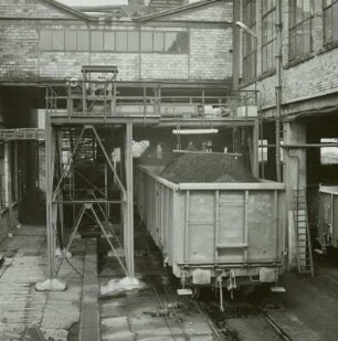 VE Braunkohlenkombinat Senftenberg, Brikettfabrik Sonne (I 1952-1954, II 1961-1962). Abschnitt Brikettbehandlung / Verladung. Beladung offener Güterwagen in der Brikettgranulat-Verladeanlage : Freienhufen. VE Braunkohlenkombinat Senftenberg, Brikettfabrik Sonne (I 1952-1954, II 1961-1962). Abschnitt Brikettbehandlung / Verladung. Beladung offener Güterwagen in der Brikettgranulat-Verladeanlage