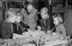 Reportage über Schüler und Lehrer der Schule am Spittelmarkt : Lehrer mit Schülern während des Werk-Unterrichts