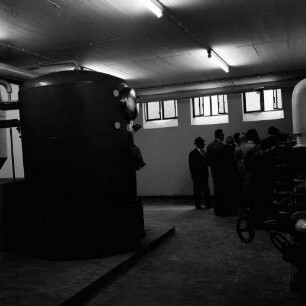 Reinfeld: am Schwarzen Teich [später Kaliskaweg]: Einweihung: Innenaufnahme: Keller: Kreisvertreter, Stadtvertreter und Gäste bei Besichtigung der Heizungsanlage: Heizkessel, 19. August 1965