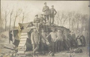 [Soldaten mit Panzer]