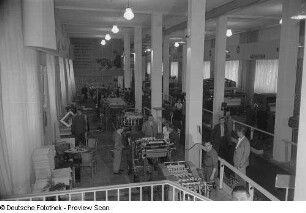 Besucher an Ständen der VVB Polygraph während der Internationalen Ausstellung für Buchgewerbe und Graphik (Bugra) 1953