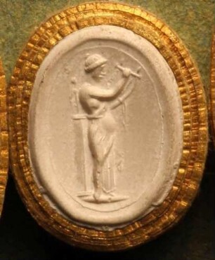 Stehende Erato, sich an einen Pfeiler lehnend (Daktyliothek, Erstes Mythologisches Tausend)