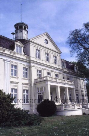 Blumendorf: Gut: Herrenhaus: Südfassade: Mittelrisalit