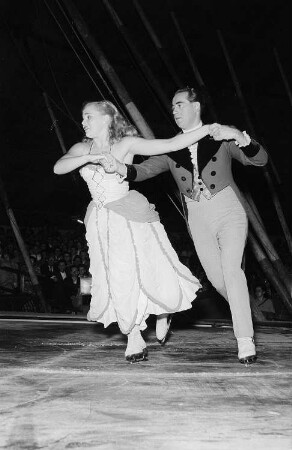 Ein Schlittschuh laufendes Paar bei einem Auftritt vor Publikum im Volkseigenen Circus Aeros