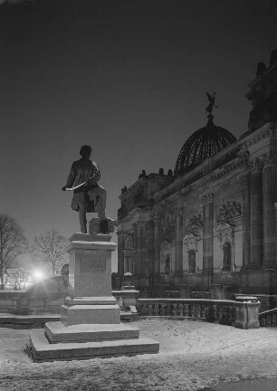 Dresden. Brühlsche Terrasse, Gottfried Semper, Denkmal von Johannes Schilling (1891/1892) zwischen Albertinum und Kunstausstellungsgebäude