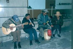 La Paz , Altstadt. Straßenmusikanten mit Gitarre, Flöte und Trommel
