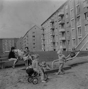 Dresden-Striesen. Wohnbebauung und kleiner Spielplatz