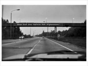 Protokollstrecke vom Flughafen Berlin-Schönefeld nach Berlin-Mitte zur Zeit des Staatsbesuchs Babrak Karmals in der DDR, des von den Sowjets eingesetzten Präsidenten der Demokratischen Republik Afghanistans, die von den Sowjets 1979 besetzt wurde, Berlin, Treptow, DDR, 1982