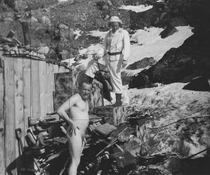 Wordie-Bucht : Wilfried Maaß nach Saunabad und Hannes Semkat