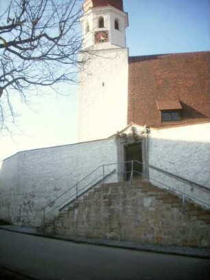 Halsbach-Ansicht von Süden mit Kirche über Kirchhofmauer und neuzeitlichem (barockem) Treppenaufgang