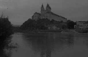 Melk: Stift, Vordergrund Donauarm