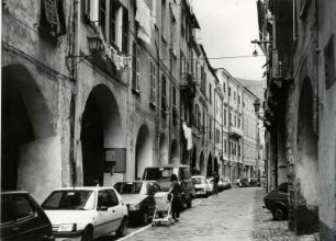 Laubgänge einer Straße in Taggia
