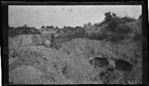 Camp de Romains (bei Saint-Mihiel, Dep. Meuse, Frankreich): tief liegende Gewölbereste mit Erdschutt ("Zerschossene Kasematte")
