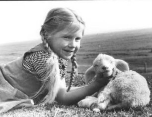 Emden-Petkum. Dörte mi ihrem Liebling, einem Lamm, auf der Wiese. Aufgenommen 1949