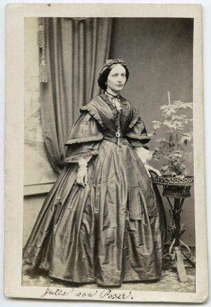 Poser und Groß-Naedlitz, Julie von