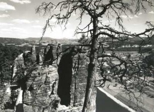 Sächsische Schweiz. Blick von der Bastei über Steinschleuder und Sieberturm nach Südost