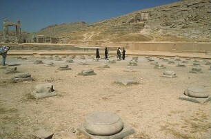 Persepolis. Säulenbasen und Blick auf das Grab Artaxerxes II.