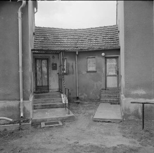 Vorhaus (Teil eines Verbindungsbaus) : Wohnhäuser (um 1925).Verbindungsbau mit Eingängen