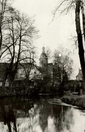 Pegau : Blick vom Elstermühlgraben auf den Turm des Pegauer Rathauses