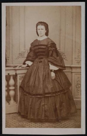 Porträt Biernagler, ? (nachgewiesen um 1870; Schauspielerin o. Tänzerin). Albuminabzug auf Karton (Carte-de-visite mit Atelieraufdruck verso)
