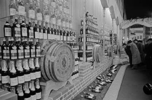 Messebesucher in der Ausstellungshalle Bulgariens vor einer Präsentation von alkoholischen Getränken
