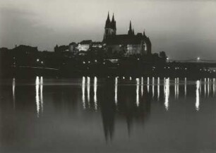 Meißen. Burgberg mit Dom und Albrechtsburg. Blick vom rechten Ufer über die Elbe, Nachtaufnahme
