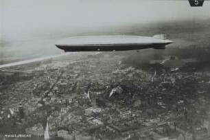 Luftschiff LZ 127 "Graf Zeppelin" über der Innenstadt von Leipzig : Blickrichtung Nordwesten