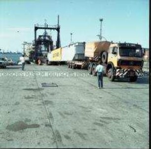 Schwertransport mit Lastwagen "VE Kombinat Deutrans" von Rostock nach Schwedt/Oder