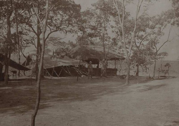 Photo de camp de la "montagne des perles" sur la rivière Sindi.