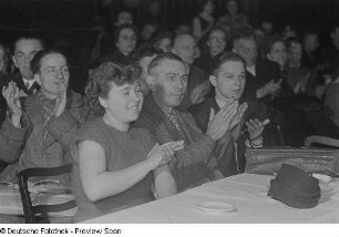 Publikum beim Bezirksausscheid der Volkskunstgruppen 1954