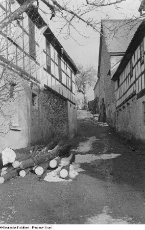 Wohnhäuser an einer Dorfstraße