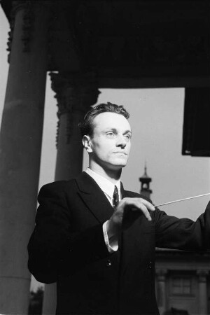 Serenade in Pillnitz (Reportage) mit Kurt Masur, 10. Juli 1955 : Serenade im Hof von Schloß Pillnitz. Konzert der Dresdner Philharmonie unter Leitung von Kurt Masur, Porträt Masur