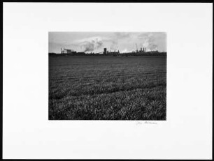 Knapsack-Hürth. Blick auf dem Chemiepark mit rauchenden Schornsteinen