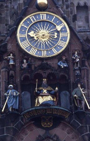 Nürnberg - Uhr an der Frauenkirche : Uhr mit Figuren an der Frauenkirche. Aufgenommen ca. 2001 in Nürnberg