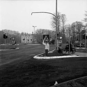 Lübecker Straße / B 75: vorne links Einmündung Ostring: rechts Einmündung Am Weinberg: Fertigstellung der Verkehrsinseln und der Verkehrsampeln: im Hintergrund Schloss
