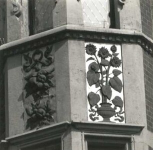 Dresden-Pieschen, Bürgerstraße 63. Rathaus Pieschen (1890/1891; R. Schilling, J. Gräbner). Frucht- und Blumenreliefs am Erker (1. Obergeschoss)