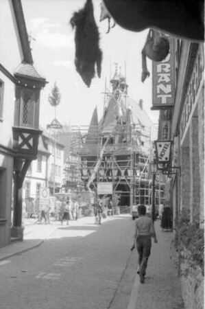 Michelstadt: Hauptstraße mit eingerüstetem Rathaus