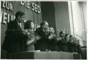 Das Podium der Ersten Parteikonferenz der SED