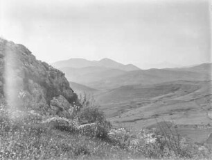 Talblick : Blick auf eine Ebene im Tal
