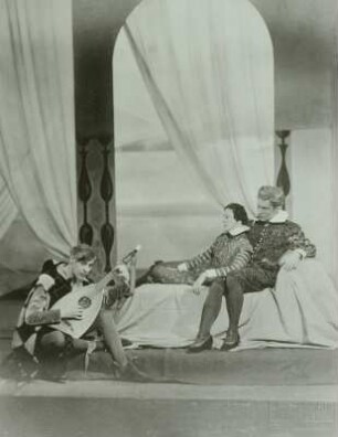 Luis Rainer als Narr, Alice Verden als Viola und Felix Steinböck als Herzog Orsino in "Was ihr wollt" von William Shakespeare. Staatsschauspiel Dresden, Neueinstudierung 03.04.1930