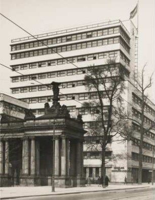Potsdamer Straße. Kathreiner-Hochhaus am Kleistpark. Außenansicht. Im Vordergrund die barocken Königskolonnaden