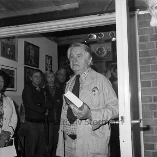 Rade: Museum Rade im Naturpark Oberalster: Ausstellung "Damenwahl" von Laienmalerinnen: vorn Rolf Italiaander in Tür: dahinter Besucher: hinten Wand mit Gemälden