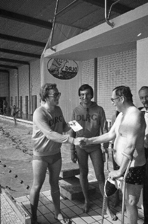 1. Volksschwimmen der Ortsgruppe Neureut der Deutschen Lebensrettungsgesellschaft DLRG im Hallenbad Neureut