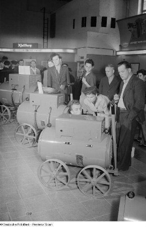 Elektrotechnische Exponate auf der Leipziger Herbstmesse 1954