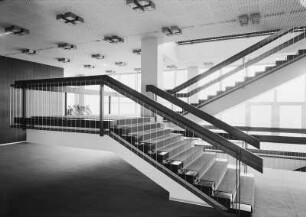 Dresden. Kulturpalast, Inneres. Treppenaufgang zum Foyer des 2. Obergeschosses