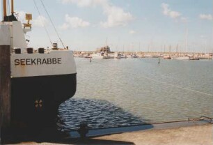 Yachthafen Norddeich mit Bagger "Seekrabbe"