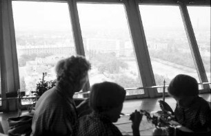 Berlin: Funkturm; Gruppe im Restaurant; mit Ausblick