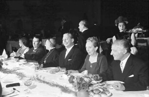 Freiburg: Stadthalle; am Tisch von links nach rechts: Frau Dichtel; Innenminister Schröder; Schäufele; Kiesinger; Miss Emmet, Member of Parliament; Furler