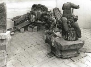 Volute mit Sitzfigur-Torso vom Torpfeiler der Toranlage, Westseite (1756/1763; G. Knöffler). Sandstein. Dresden-Altstadt, Taschenbergpalais (Zustand vor der Restaurierung)